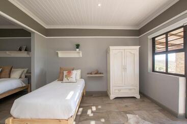 בית מלון כפרי Desert Wind Private Guest And Game Farm