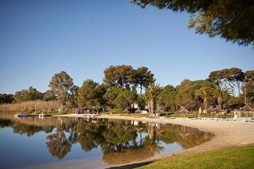Отель Club Le Plein Sud Vacances Bleues