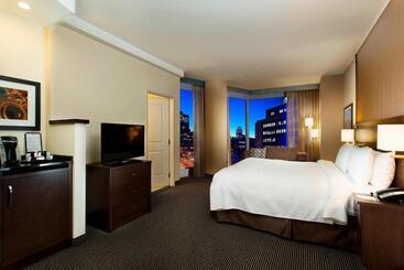 Отель Courtyard By Marriott Montreal Downtown