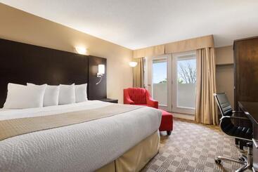هتل Days Inn & Suites By Wyndham North Bay Downtown