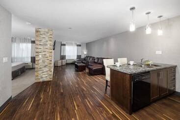 Отель Home Inn & Suites Yorkton