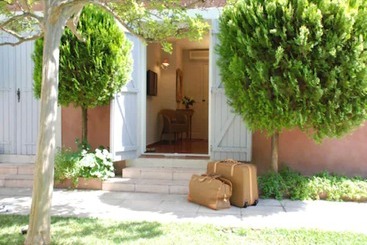 Отель Les Jardins De Cassis