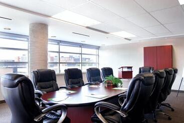 شقة فندقية Residence & Conference Centre   Oshawa