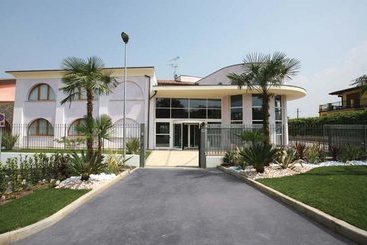 منتجع Manerba Del Garda