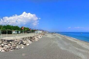 בקתות Camping La Focetta Sicula