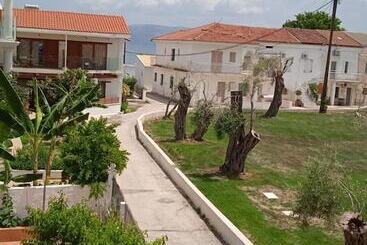 ツーリストアパートメント Elenas Garden