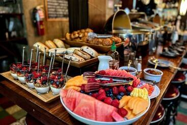 فندق The Box House