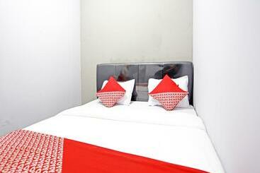 Отель Oyo 90848 J&b Rooms Bekasi