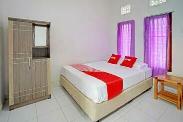 בית מלון כפרי Oyo 90860 Tunjung Sari 8