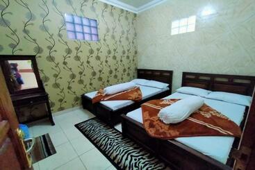 ペンション Villa Neza Sarangan