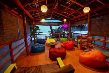 Отель Palm Leaf Surf Cafe