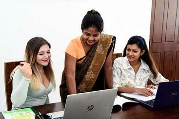 호텔 Velmarie 10 Days Beginners Ayurveda Course