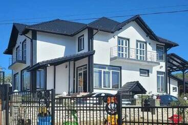 Пансион Casa Dintre Munti