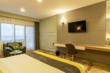Manhattan Business Hotel, Male