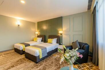 Manhattan Business Hotel, Male