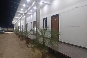 هتل Pop 84706  J S R Palace Gardens