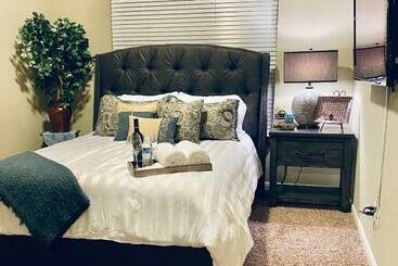 پانسیون Private Rooms At Central Texas Suites With Hot Tub