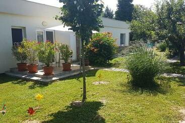 ペンション Hóvirág Apartman Balatonberény