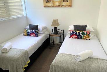 هتل Canberra Short Term & Holiday Accommodation