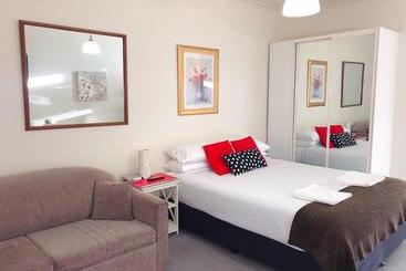 هتل Canberra Short Term & Holiday Accommodation