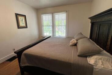 בית מלון כפרי Kozy Haven Log Cabin Rentals