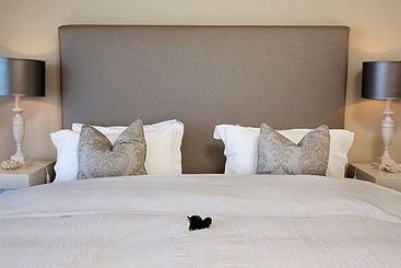 Отель Hermanus Beach Villa