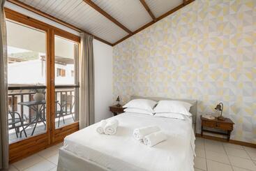 מלון דירות Trikorfo Beach