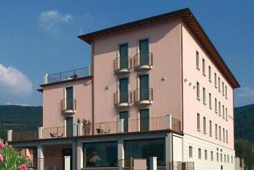 בית מלון כפרי International