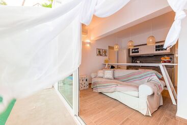 Отель Kouros Home & Suites