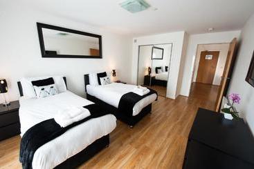 בית מלון כפרי Westport Serviced Apartments