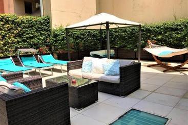 住所 Sorrento Apartments One