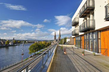 בית מלון כפרי Highland Apartments By Mansley