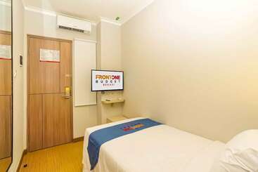 فندق Front One Budget Bekasi