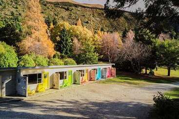 هتل The Camp   Lake Hawea
