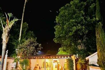 بنسيون La Casita Inn Bustamante