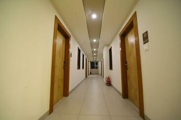 هتل The Oaks Comforts