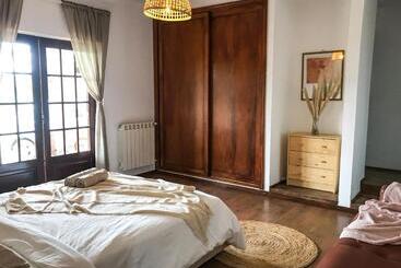 تختخواب و صبحانه The Far End Surf House   Breakfast Included Eco Surf Villa  5 Km From Beach