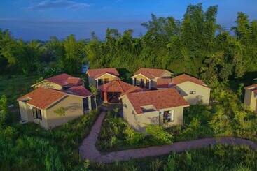 בית מלון כפרי Aranyak Resort Kanha