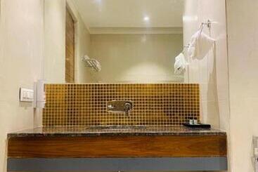 Отель West End View