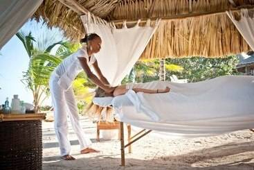 בית מלון כפרי Portofino Beach Resort An Authentic Island Escape!