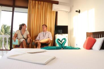 בית מלון כפרי Topaz Beach