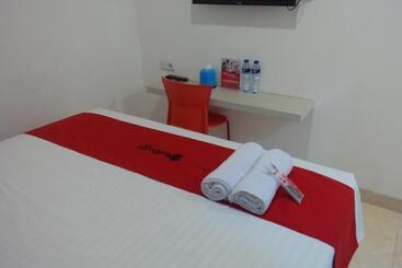 בית מלון כפרי Reddoorz Near Mall Ratu Indah 3