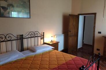 בית מלון כפרי La Vecchia Camera