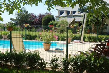 Le Logis Du Pressoir Chambre D Hotes Bed & Breakfast In Beautiful 18th Century Estate In The Heart O