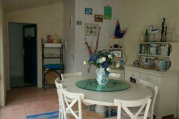 تختخواب و صبحانه Chambre D Hôtes Armoise