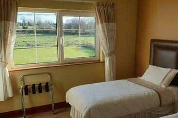 تختخواب و صبحانه Cloghan Lodge
