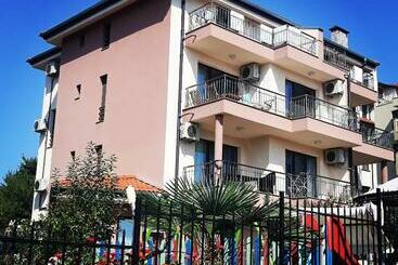La Mer Apartments