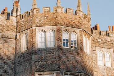 Отель Donnington Grove Country Club