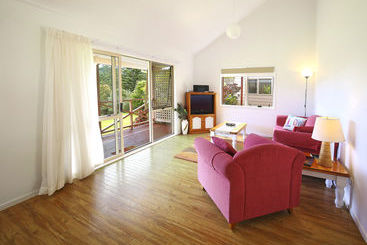 Отель Poinciana Cottages