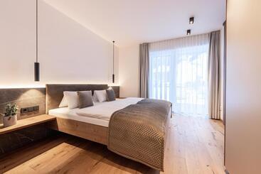 Max Mountain Apartments